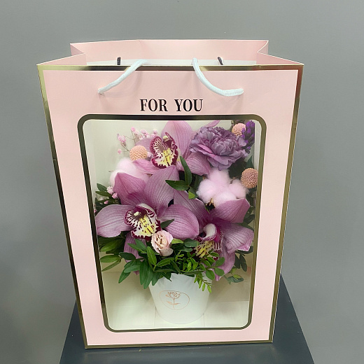 Кашпо с орхидеями в подарочном пакете