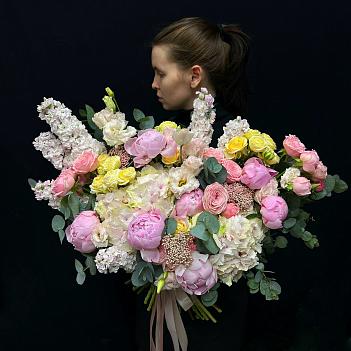 Авторский микс с сезонными пионами, маттиолой, кустовыми розами и гортензией под ленту