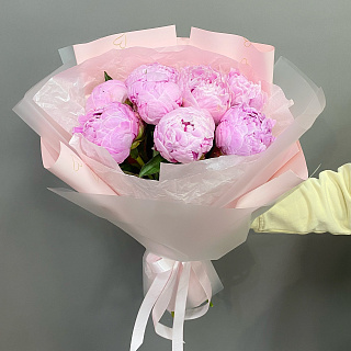 Букет из 9 розовых пионов Сара Бернар в двухслойной упаковке