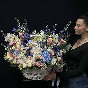 Авторская корзина с агапантусом, сезонными гортензиями, дельфиниумом и каллами
