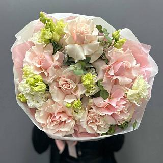 Букет из 7 французских роз и махровой эутомы в упаковке тарелкой 