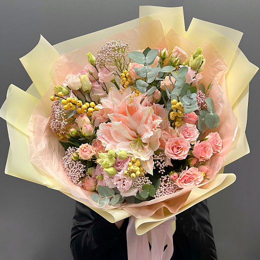 Букет с двуцветным амариллисом, илексом и кустовой розой по лучшей цене в Москве Букет с двуцветным амариллисом, илексом и кустовой розой с доставкой в Москве