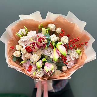 Авторский микс с розами, амариллисами, эустомой и илексом