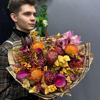 Сезонный букет с шиповником, хризантемой Бигуди и протеей Сезонный букет с шиповником, хризантемой Бигуди и протеей