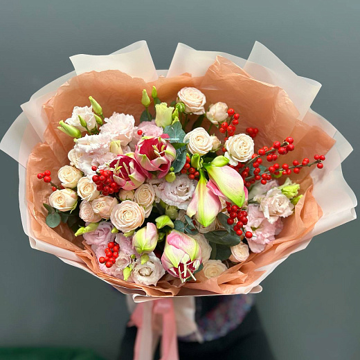 Авторский микс с розами, амариллисами, эустомой и илексом по лучшей цене в Москве Авторский микс с розами, амариллисами, эустомой и илексом с доставкой в Москве