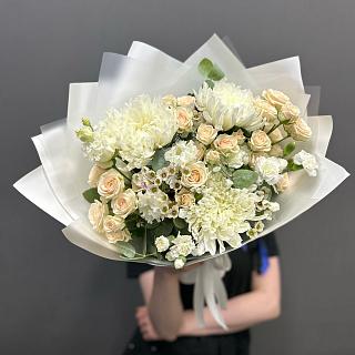 Букет с белой хризантемой, розой и щамелациумом