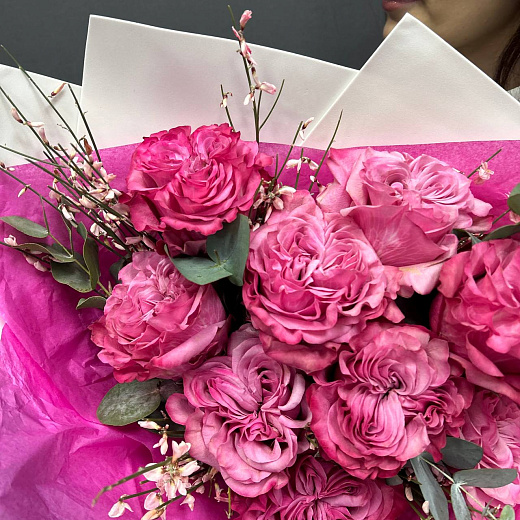 Букет из 9 Эквадорских роз Катри Блюз и генистры с доставкой в Москве