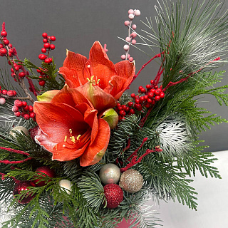 Новогодняя композиция с хвоей, амариллисом и декором