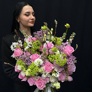 Весенний букет с сиренью, магнолией, нарциссами и кустовой пионовидной розой под ленту