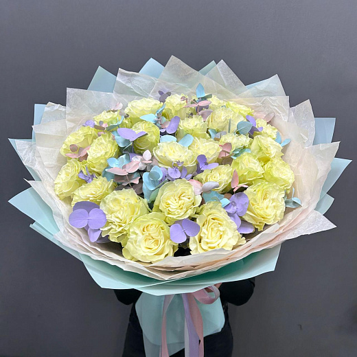 Монобукет из 25 белых роз эквадор с разноцветным эвкалиптом с доставкой в Москве