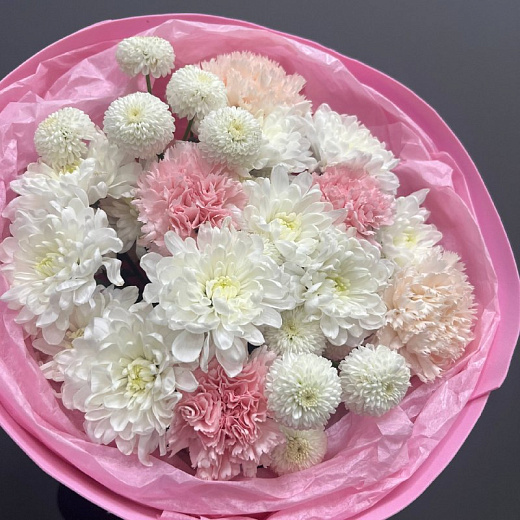 Букет из диантусов и кустовых хризантем в розовом фоамиране с доставкой в Москве