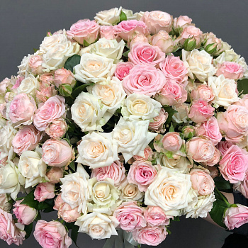 Букет из 51 розы - микс из кустовых и пионовидных роз
