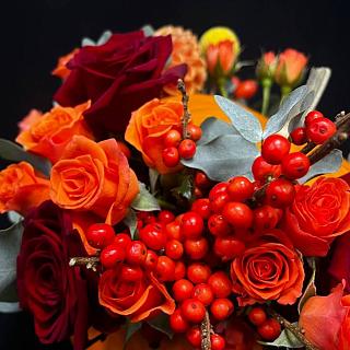 Осення композиция в тыкве с илексом, георгинами и кустовой розой 