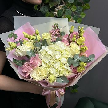 Букет из белой гортензий, роз, маттиолы и эустомы