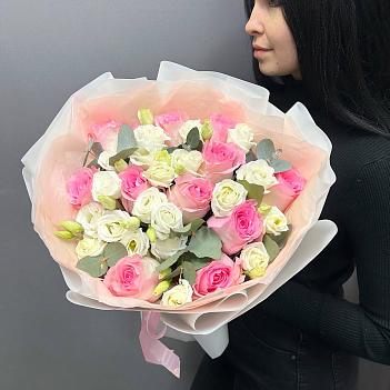 Микс из розовых роз с белой эустомой и эвкалиптом в 