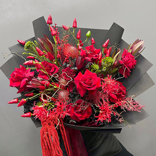 Авторский микс с французскими розами, амарантом, перцем и нерине в черном фоамиране  по лучшей цене в Москве Авторский микс с французскими розами, амарантом, перцем и нерине в черном фоамиране  с доставкой в Москве