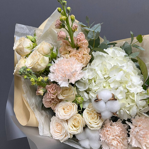 Букет из пионовидных кустовых роз, гортензии, гвоздик, маттиолы и хлопка с доставкой в Москве