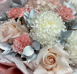 Букет из белых хризантем, динтусов, гортензии  и французских роз