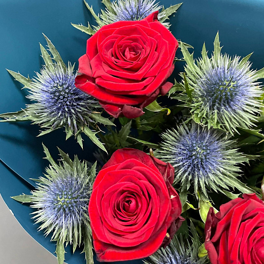 Букет из 5 роз с эрингиумом с доставкой в Москве