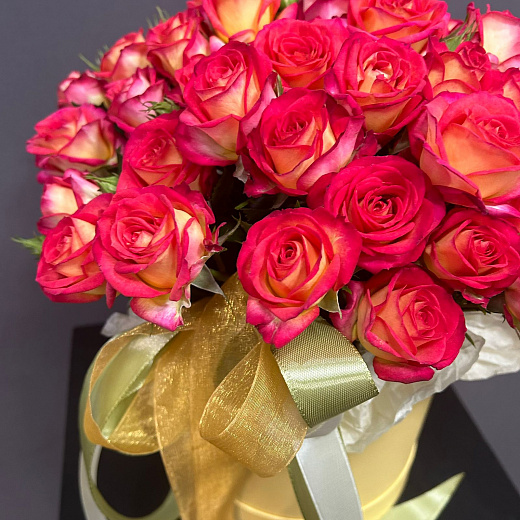 Букет из двухцветных кустовых роз в шляпной коробке
