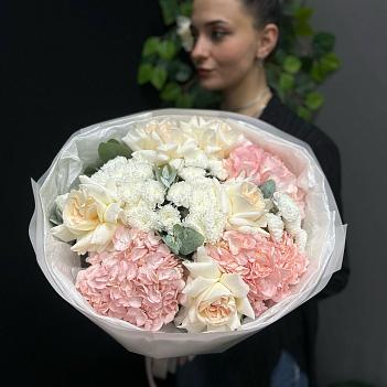 Букет с французскими розами, гортензиями и хризантемой