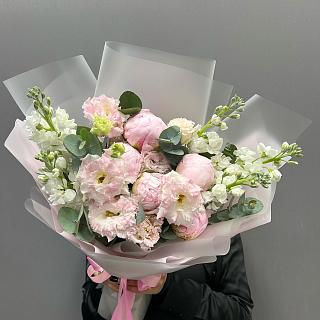 Микс из 5 пионов Сара Бернар, белой маттиолы и эустомы