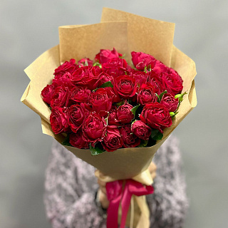 Букет из  красных кустовых роз Би Баблс  в крафте ( 40 см)