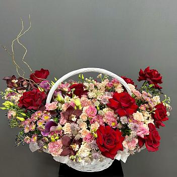 Авторская корзина с вывернутыми красными розами
