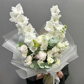 Букет с белоснежными гладиолусами и пионами в матовой пленке 