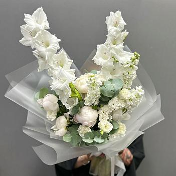 Букет с белоснежными гладиолусами и пионами в матовой пленке 