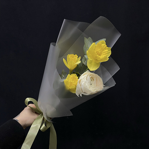 Букет из нарциссов, ранункулуса и эвкалипта с доставкой в Москве