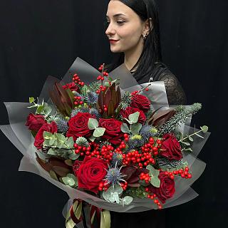Зимний букет с красными розами, илексом и нобилисом