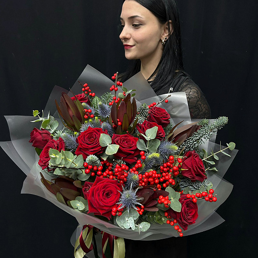 Зимний букет с красными розами, илексом и нобилисом с доставкой в Москве