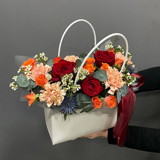 Сумочка с розами, эрингиумом, гвоздиками и шамелациумом с доставкой в Москве