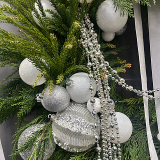 Большой венок из нобилиса с бело-серебряным декором