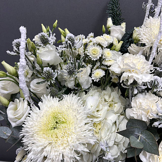 Зимняя композиция в белой коробке с хризантемами