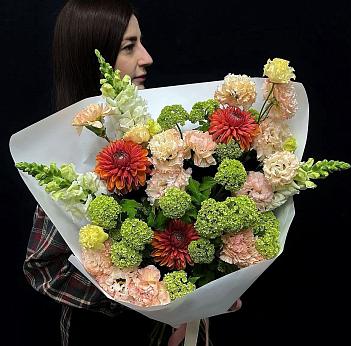 Сезонный букет с оранжевыми георгинами и вибурнумом