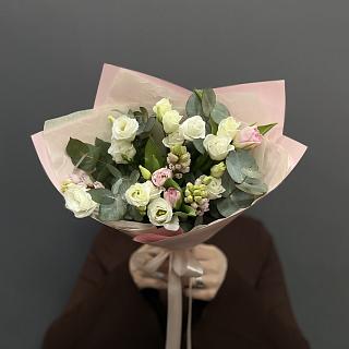 Мини букет из белой эустомы, гиацинтов и тюльпанов в розовой упаковке с лентой