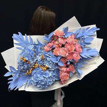 Авторский букет с гортензиями и розой Джульетта