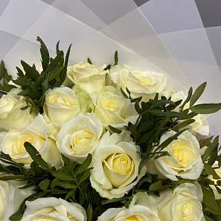 Букет из 19 белых роз с зеленью ( 40 см)