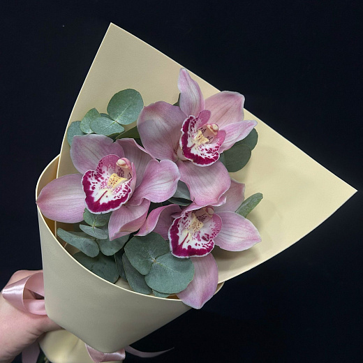 Букет из 3 розовых орхидей  с доставкой в Москве