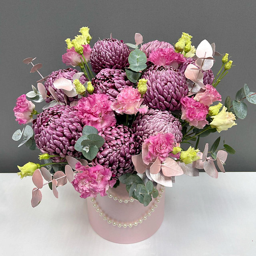 Композция в розовой шляпной коробке с сезонными хризантемами и жемчугом  с доставкой в Москве