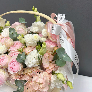 Плетёное кашпо с розовыми гортензиями, пионовидной розой и амарантом 