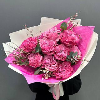 Букет из 9 Эквадорских роз Катри Блюз и генистры