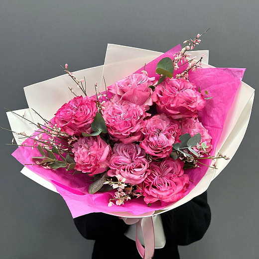 Букет из 9 Эквадорских роз Катри Блюз и генистры с доставкой в Москве