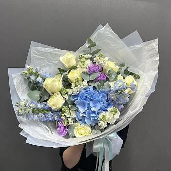 Сборный букет с голландской сезонной гортензией, дельфиниумом и розой  Сборный букет с голландской сезонной гортензией, дельфиниумом и розой