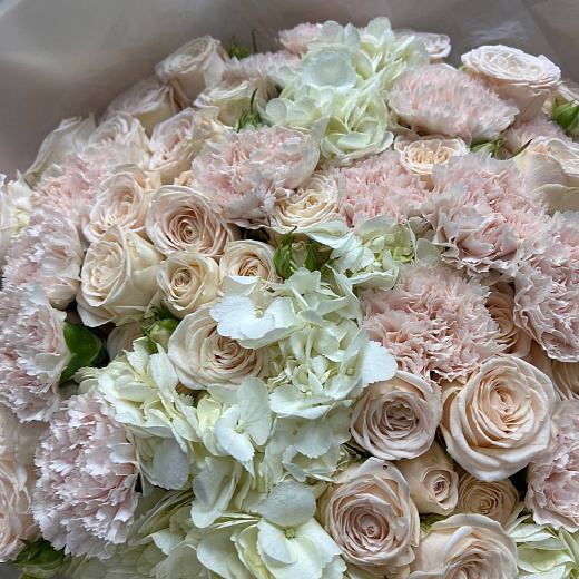 Сборный букет с гортензиями, пионовидной розой и гвоздикой с доставкой в Москве