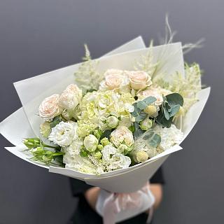 Букет с астильбой, кустовыми пионовидными розами и гортензией 