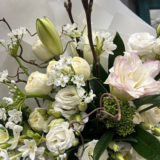 Белый букет с пионовидной лилий 