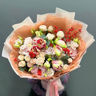 Авторский микс с розами, амариллисами, эустомой и илексом